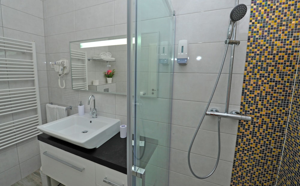 Nirvana Luxury Rooms 72/82