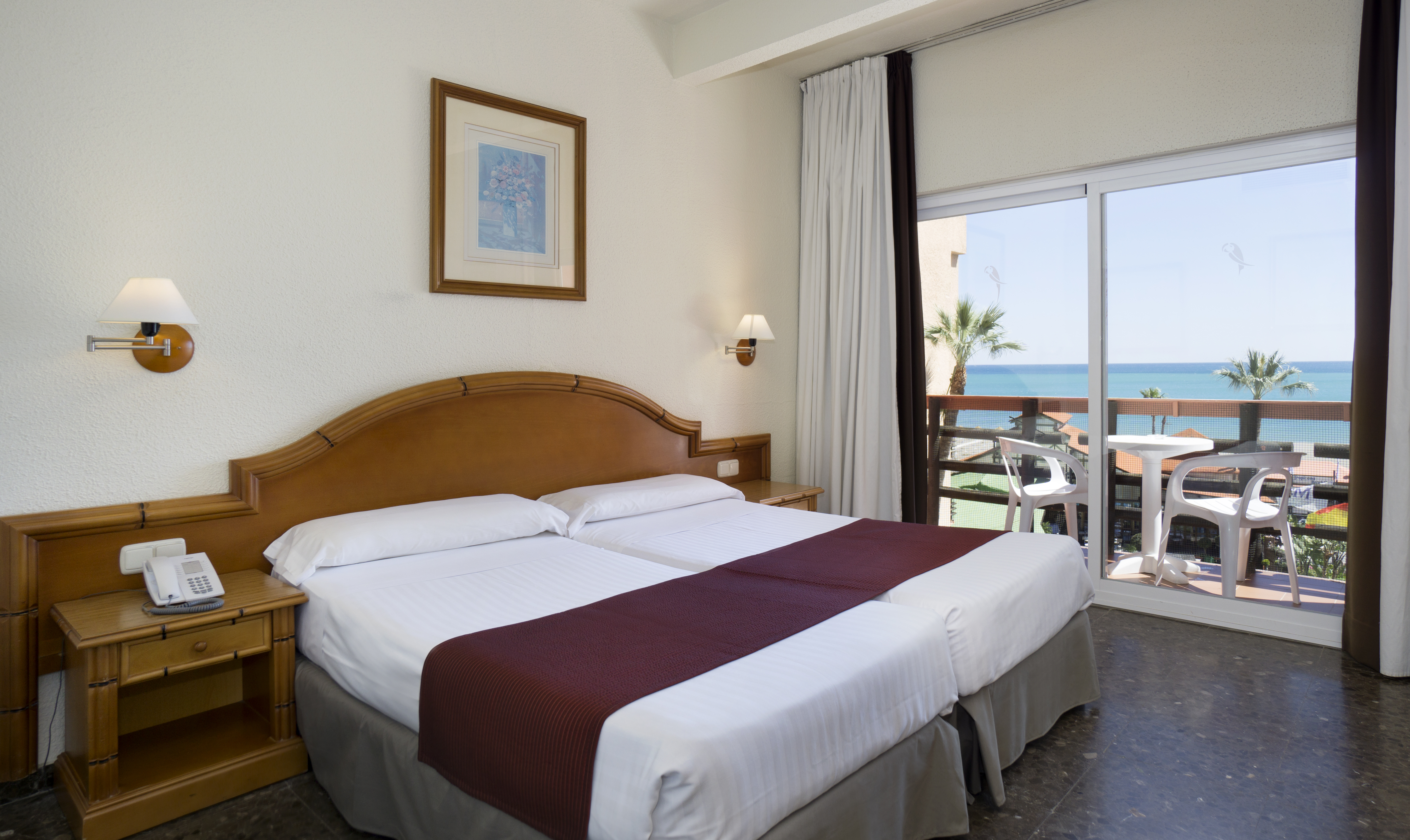 ROOM, DOUBLE OR TWIN BED