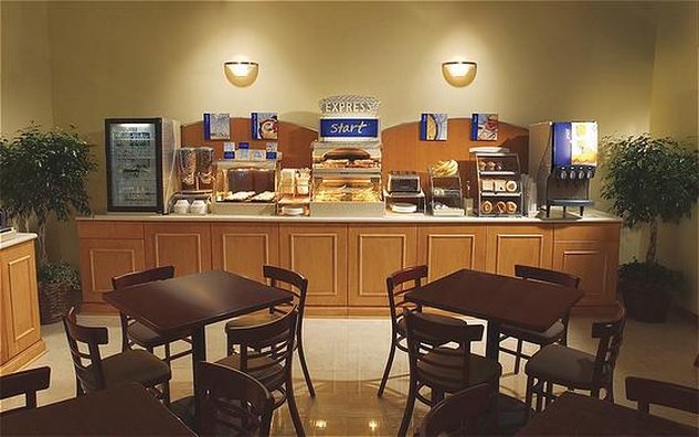 Holiday Inn Express Hotel & Suites Newton 33/42