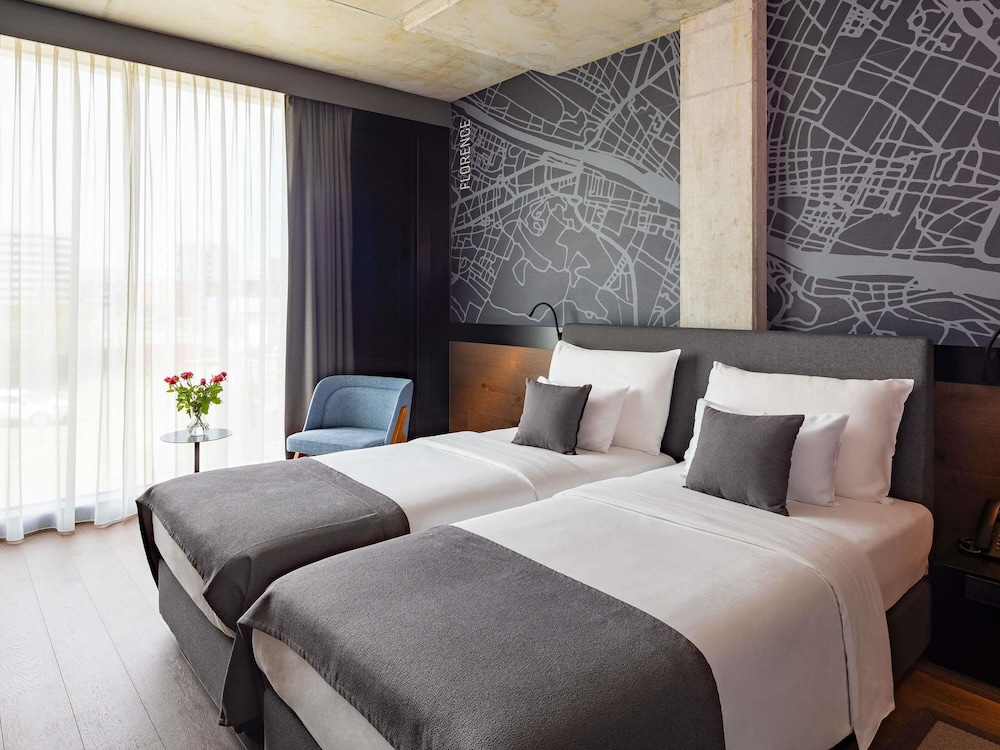 DELUXE, TWIN BEDS