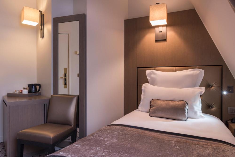 Solo, Single Bed