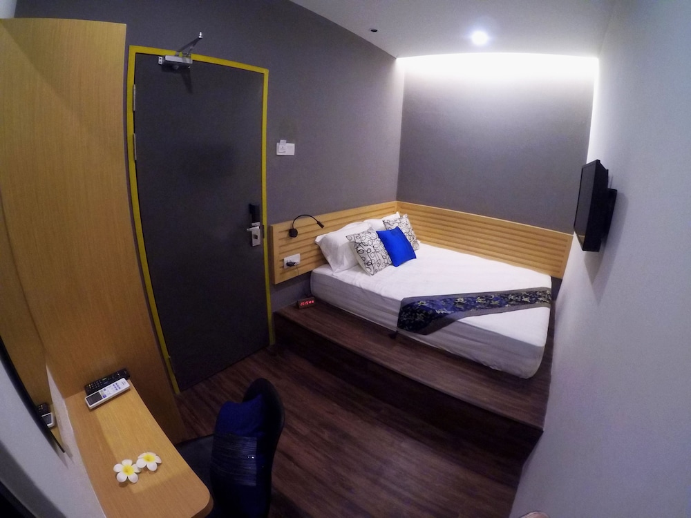 B Street Hotel 17/52
