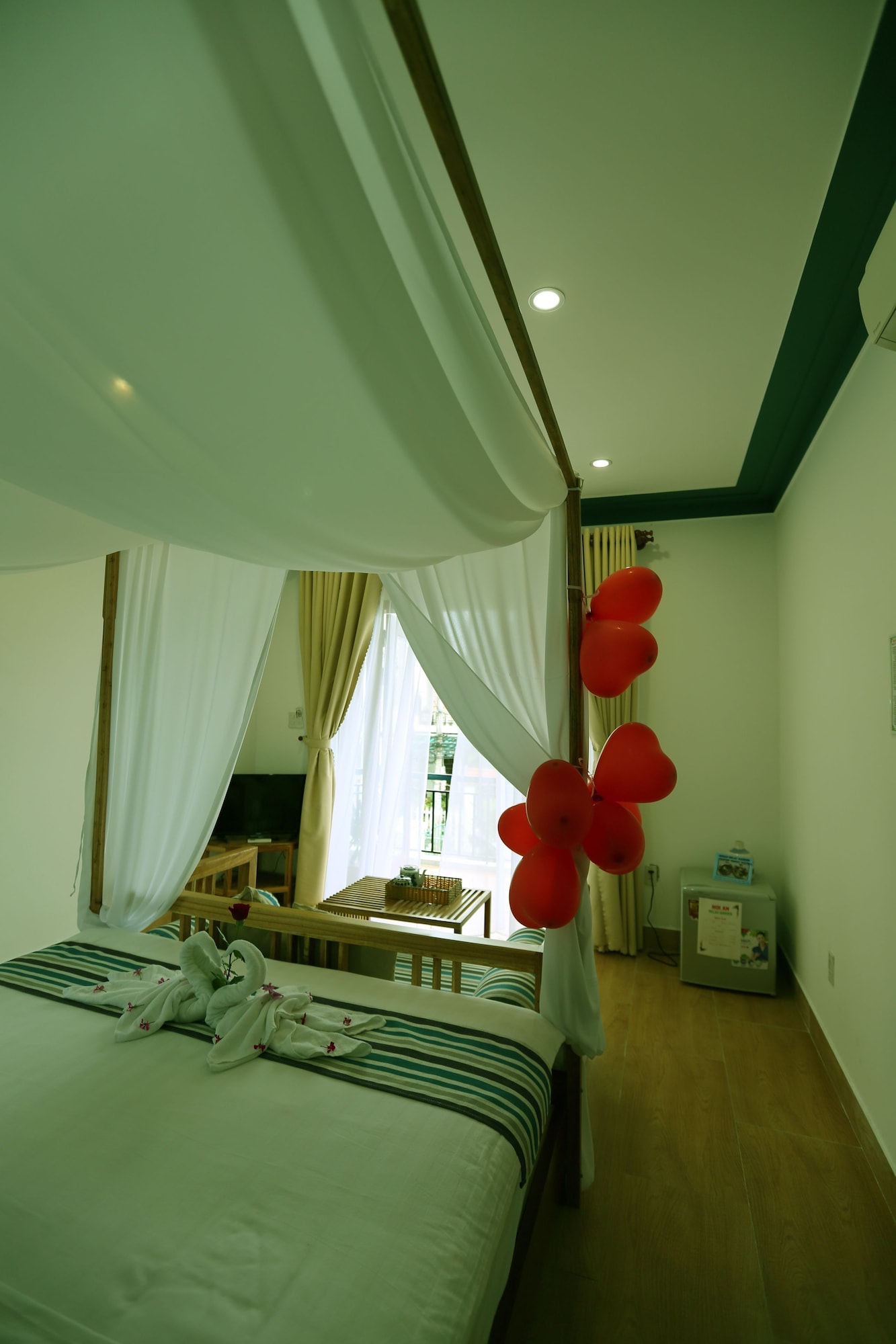 HONEYMOON, BALCONY