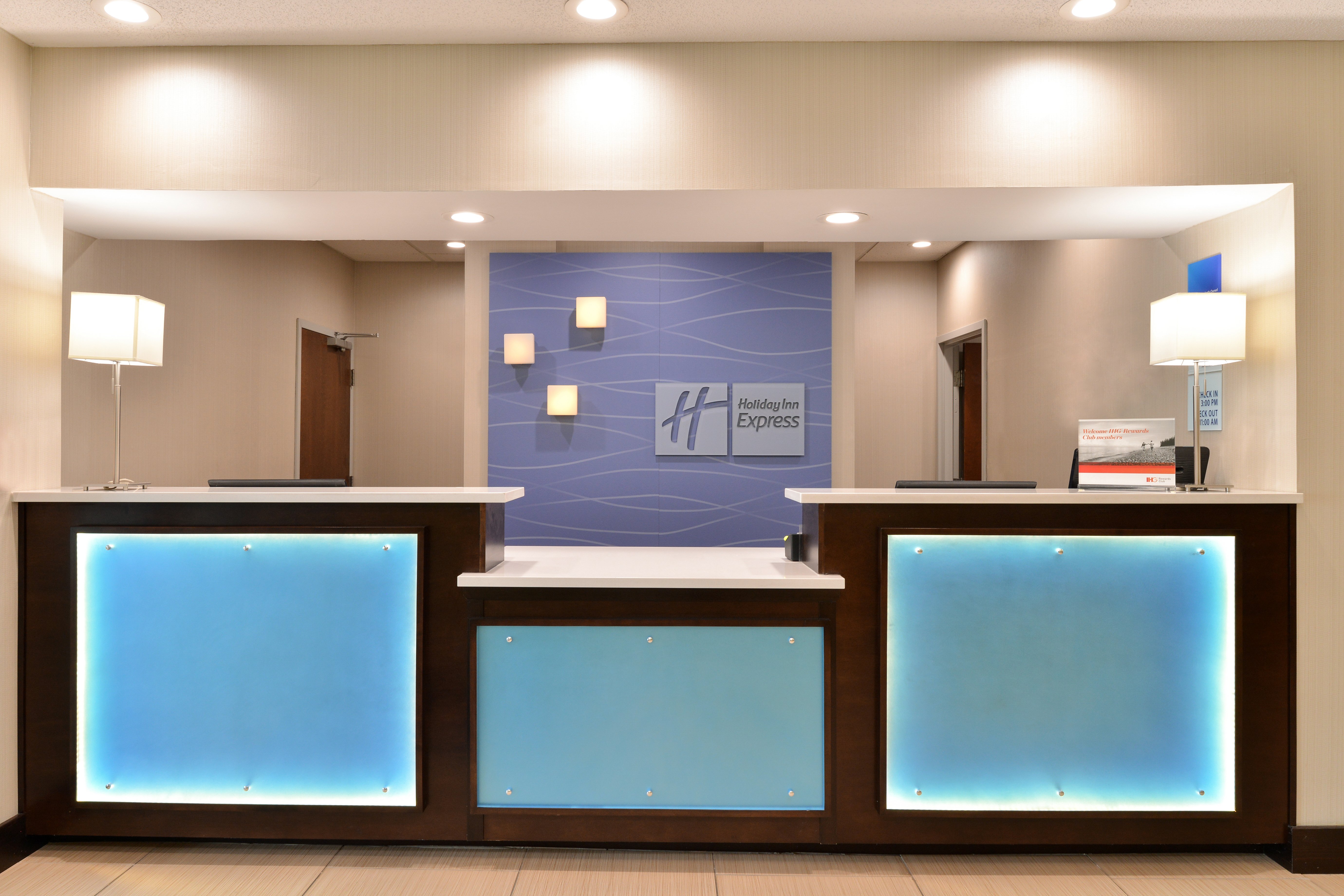 Holiday Inn Express Hotel & Suites Cincinnati-Blue Ash 9/72