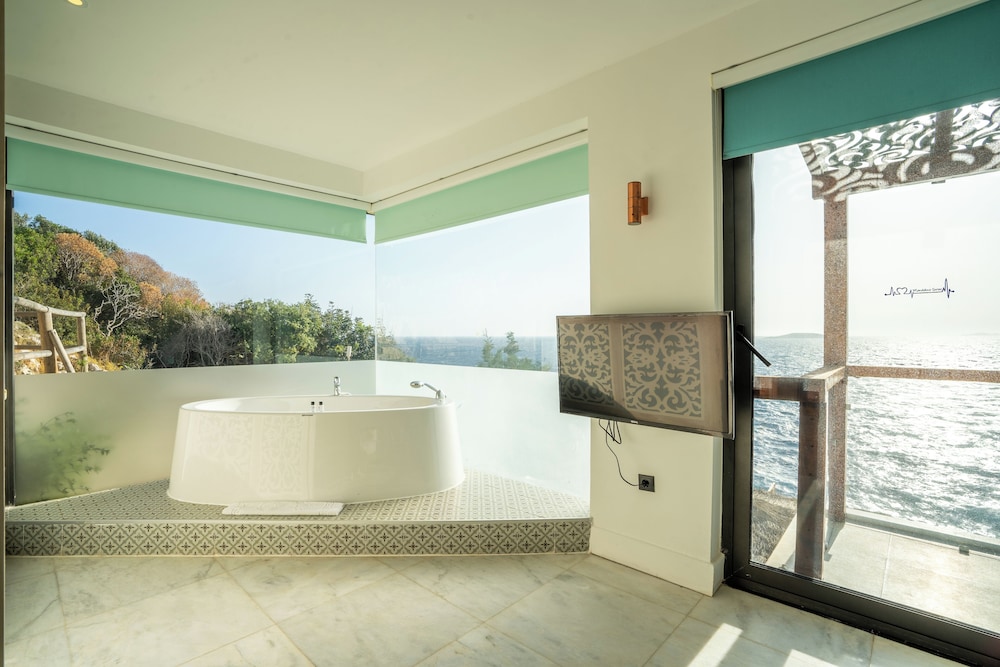 Mandalina Luxury Suites 50/50