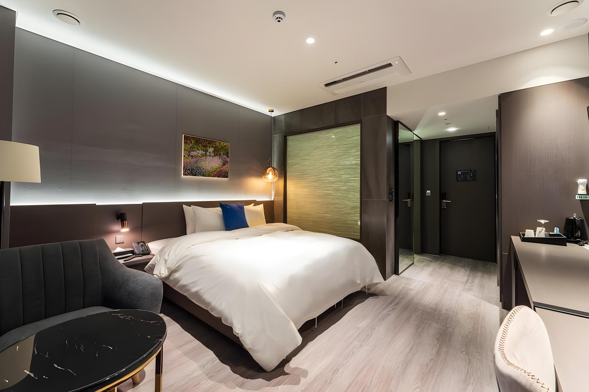 DELUXE, DOUBLE BED