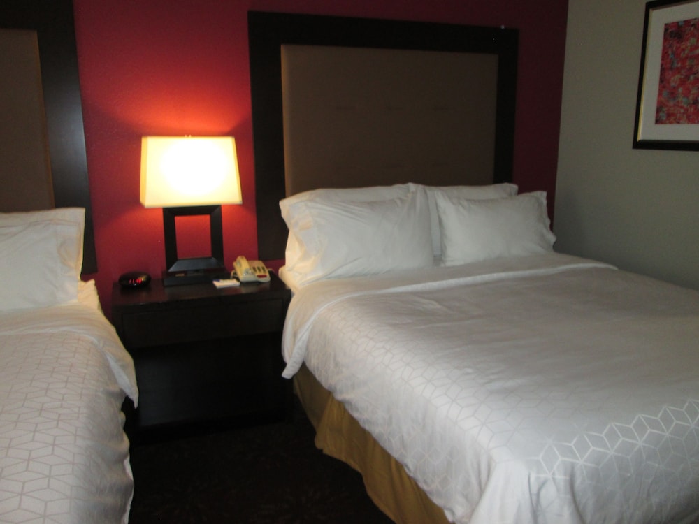 Holiday Inn Express Cloverdale(Greencastle) 30/59