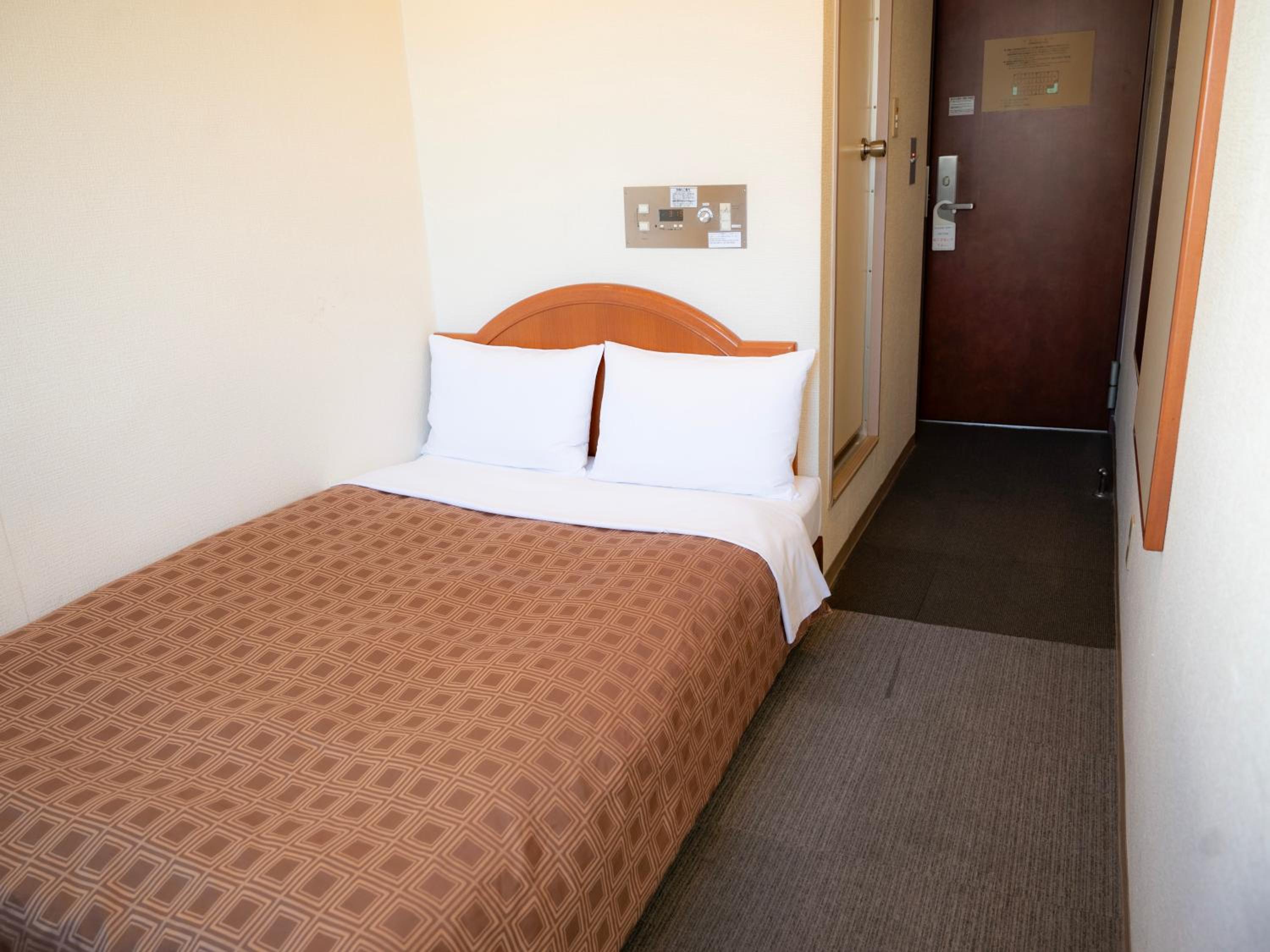 Semi Room, Single Bed, Semi Double Bed, Smoking
