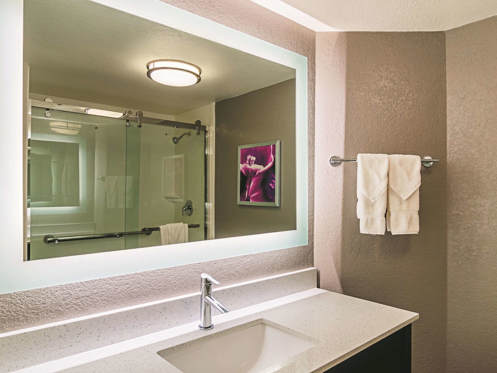 La Quinta Inn & Suites by Wyndham Denver Airport DIA 8/43