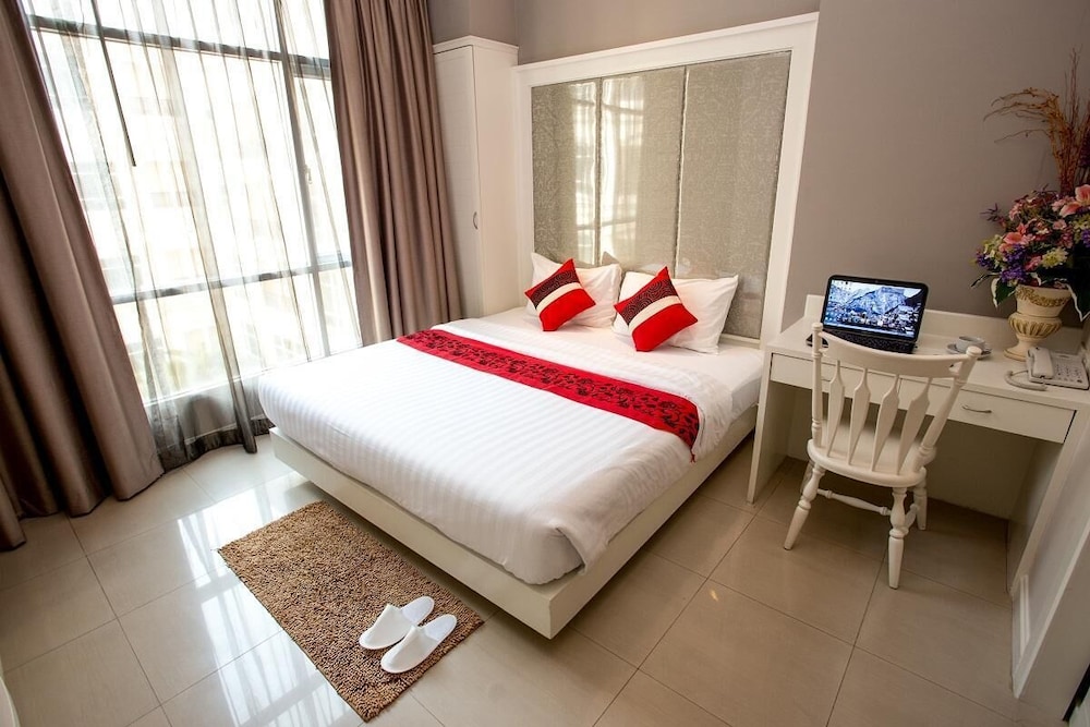 EXECUTIVE, KING BED, POOL VIEW