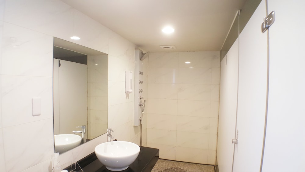 Walker Hotel Sanchong Zhengyi Branch 24/28