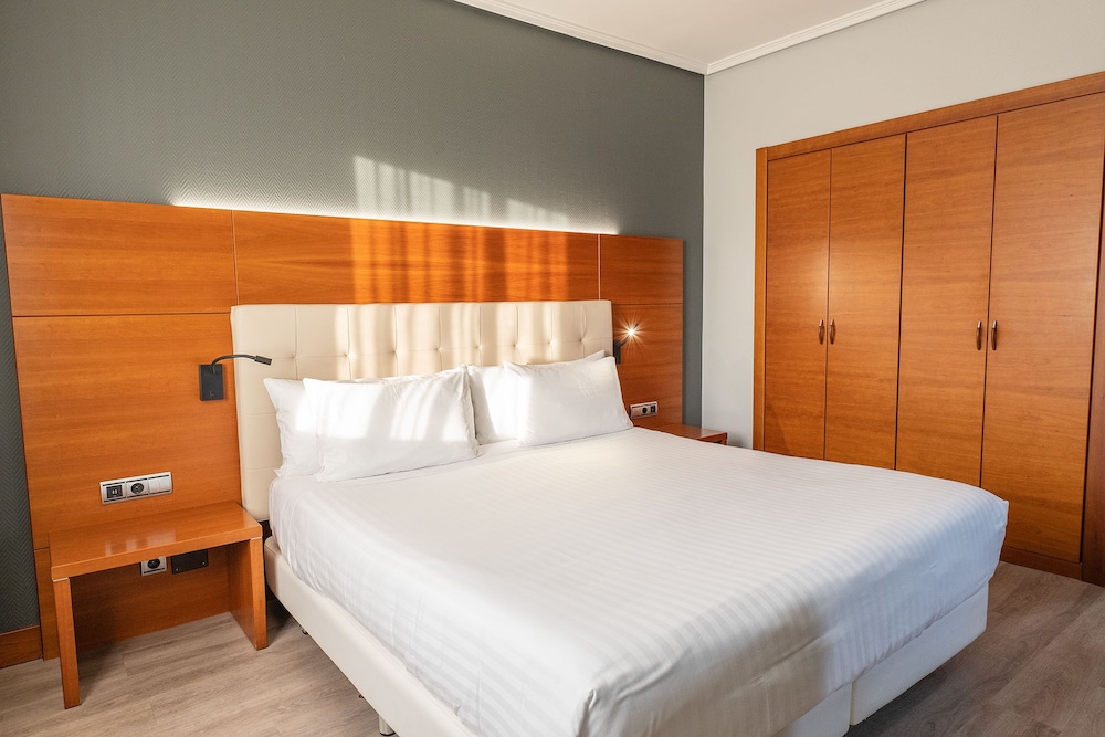 DELUXE, DOUBLE BED