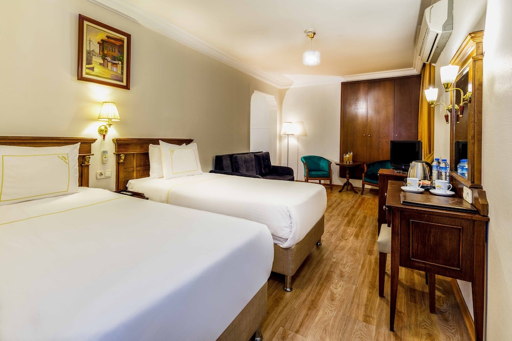 Golden Crown Hotel 18/66