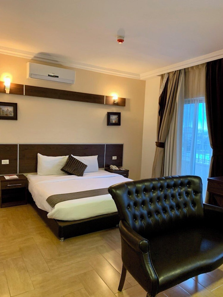 Ream Hotel 9/50