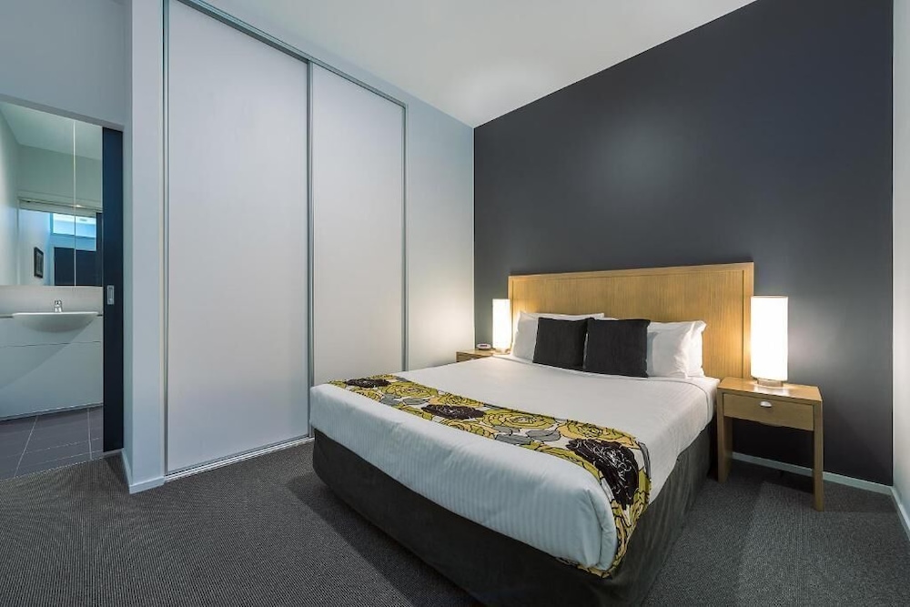 2 Bedrooms, Apartment, Queen and Twin Beds