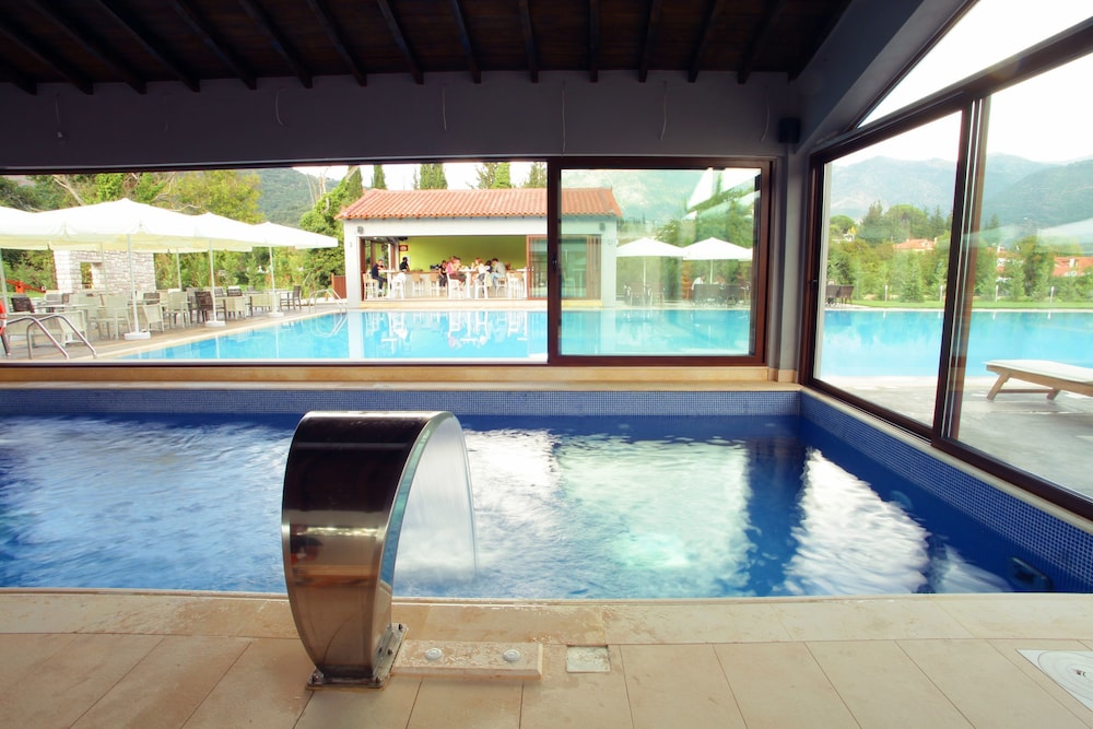 Mont Helmos Hotel 34/71