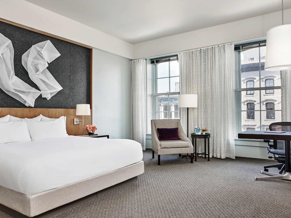 LUXURY, KING BED