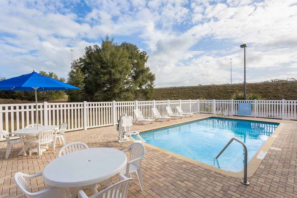 Microtel Inn and Suites by Wyndham Brooksville 25/53