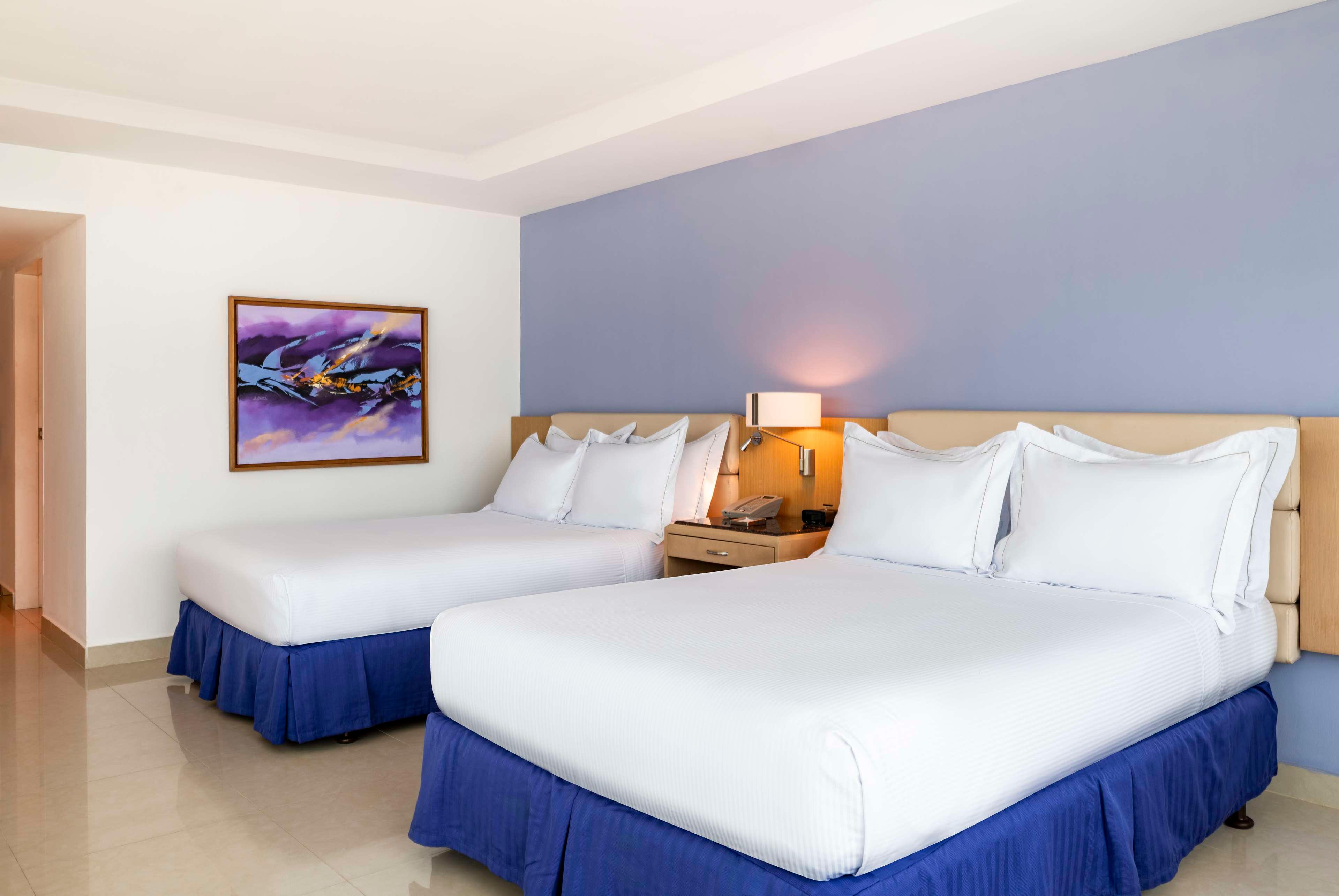 ROOM, 2 QUEEN BEDS, OCEAN OR CITY VIEW, CORNER