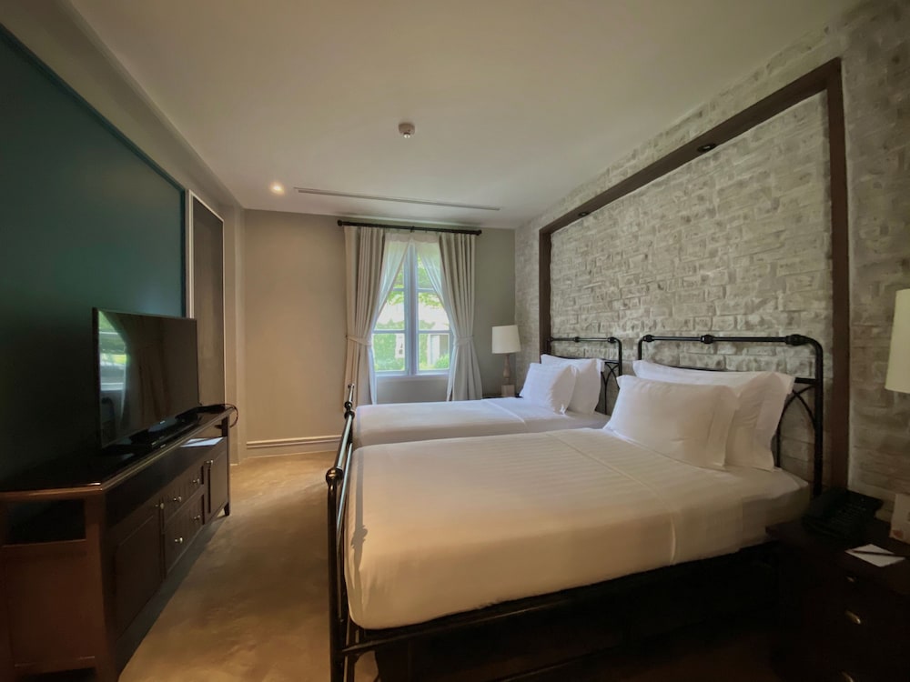 Thames Valley Khao Yai 6/50