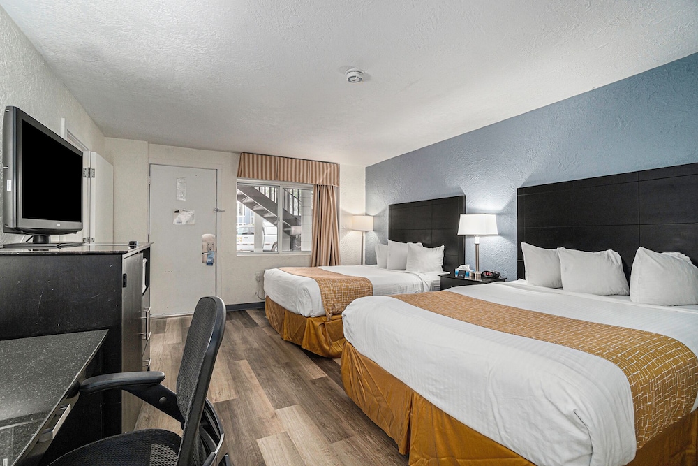 2 Bedrooms, 3 Queen Beds, 2 Bathrooms, Travelodge by Wyndham Traverse City MI 3/10