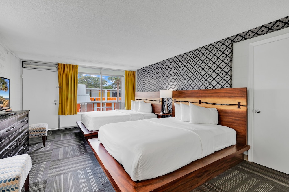 Standard, 2 Queen Beds, Holiday Shores 3/5