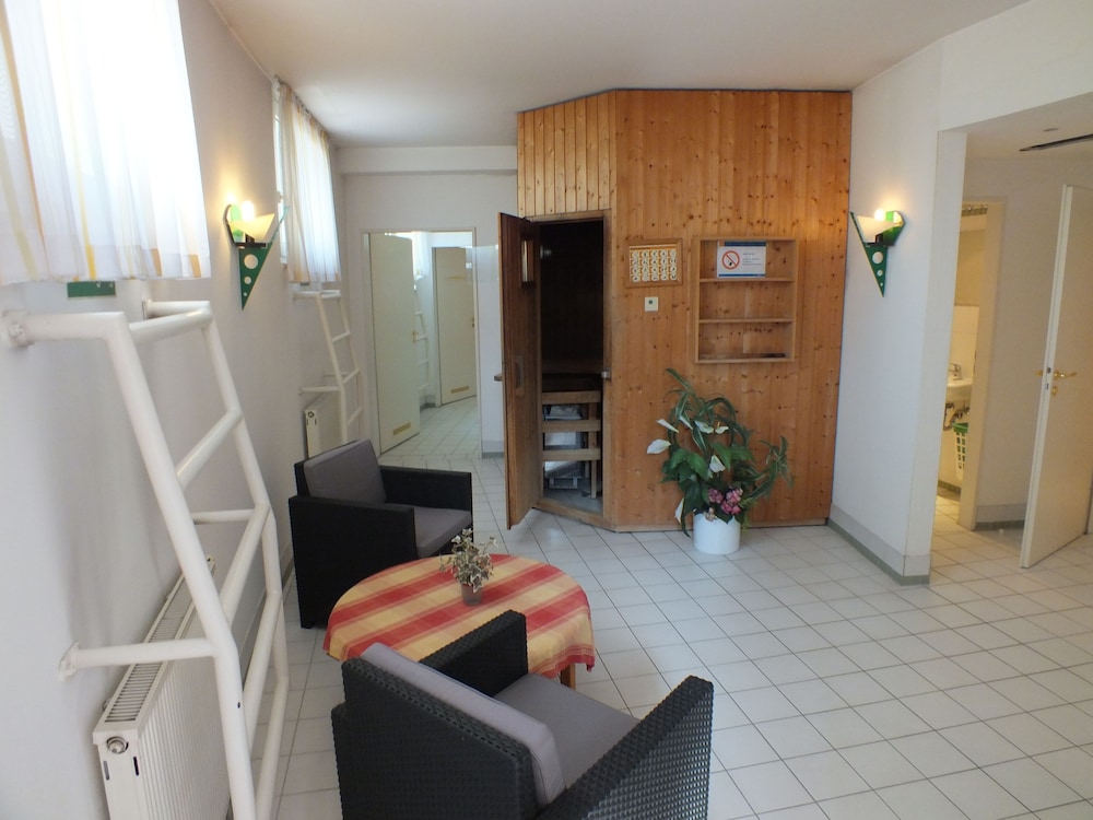 Highway Hotel 39/69