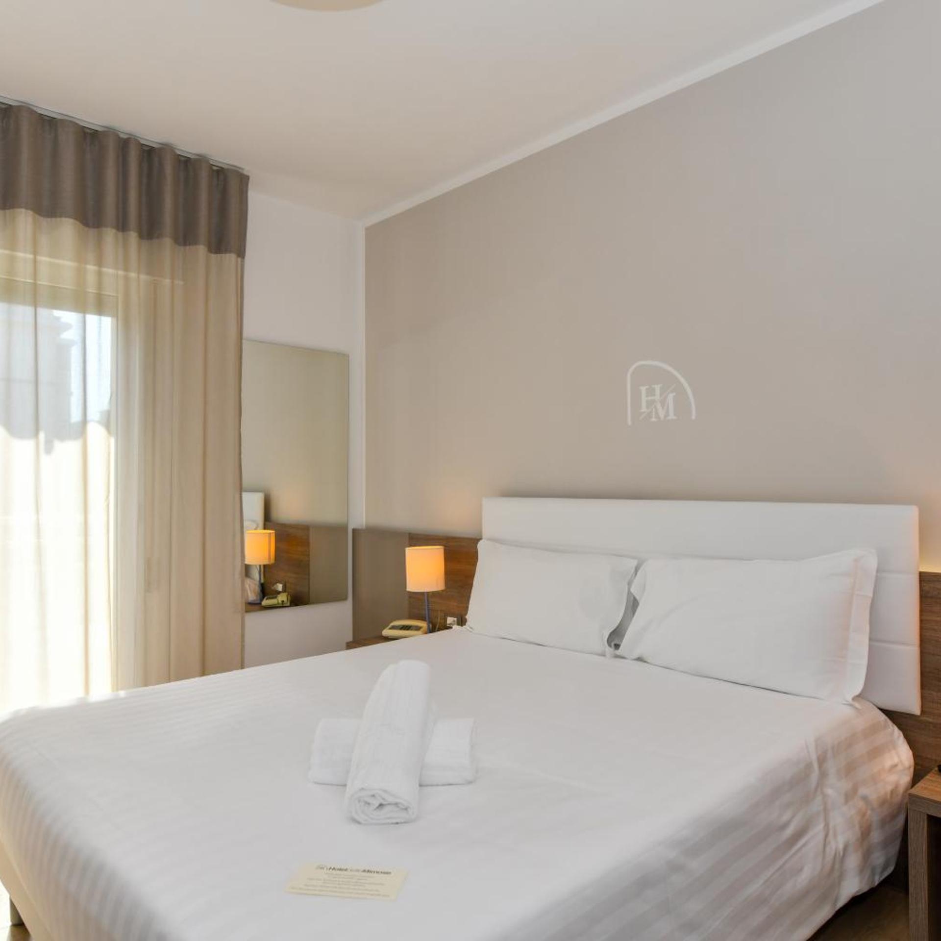 Standard, Double or Twin Bed, Lateral Side Sea View