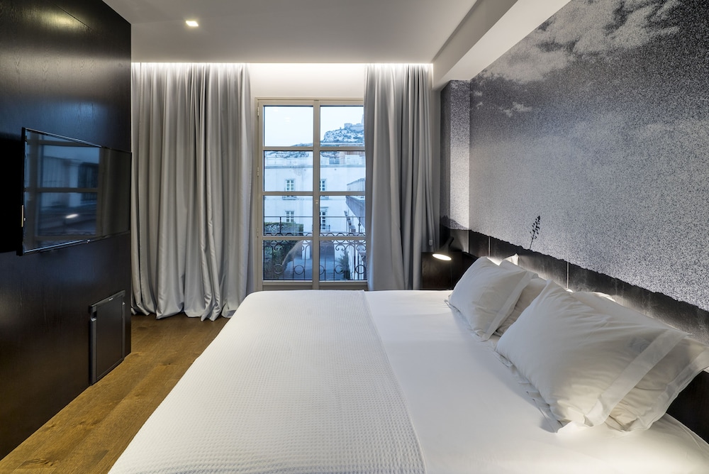 SUITE, SQUARE VIEW, BATHTUB