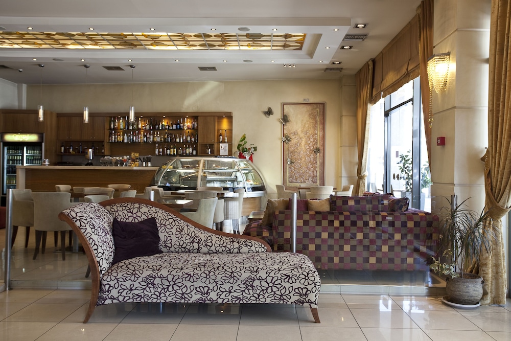 CRYSTAL CITY HOTEL 23/49