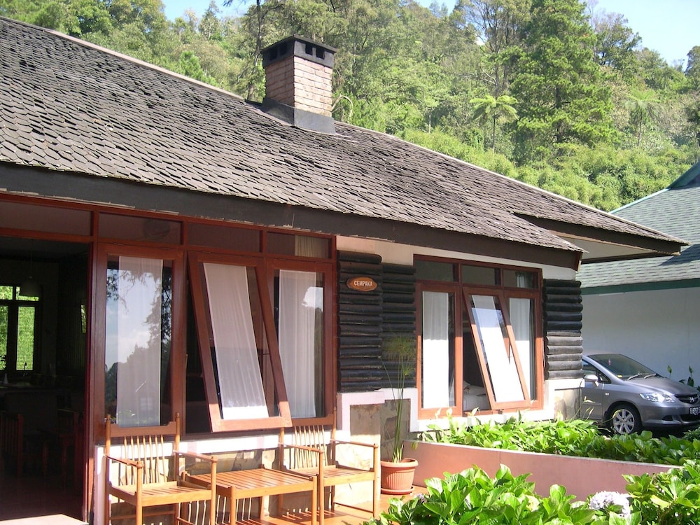Puncak Pass Resort 10/76