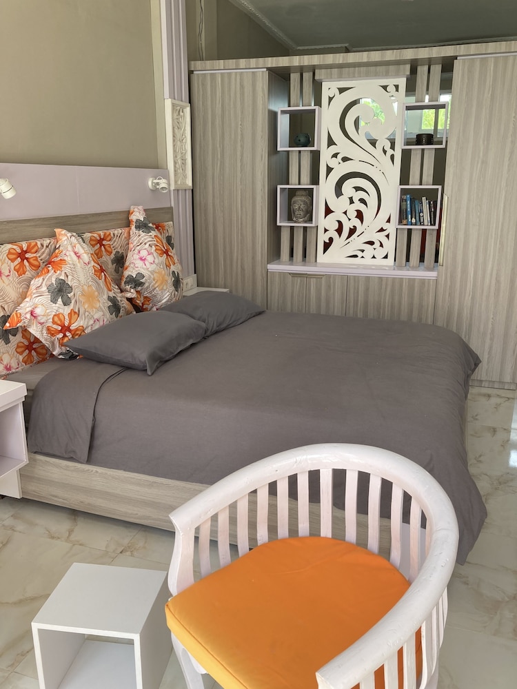 Villa Agung Beach Inn 11/65