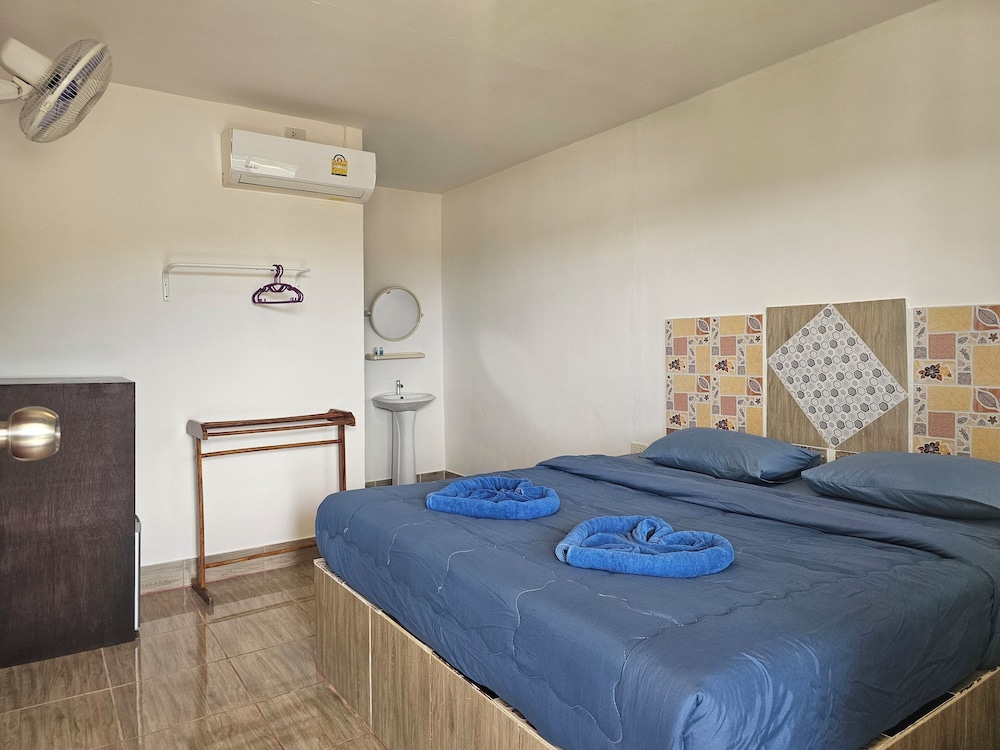 SUPERIOR, KING BED, PARTIAL SEA VIEW