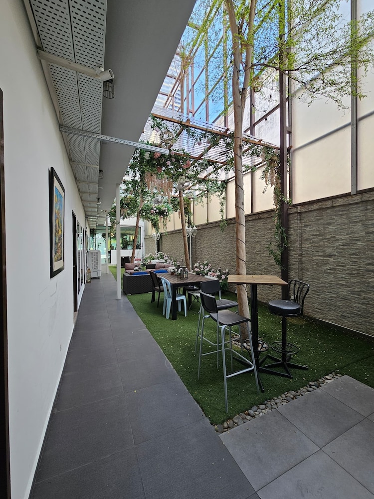 V GARDEN HOTEL 27/34