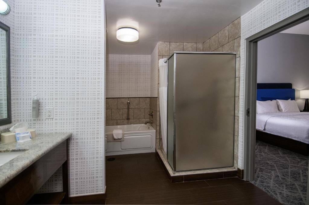 جناح بسرير كينج بغرفة نوم واحدة مع أريكة، Hampton Inn West Monroe 8/8