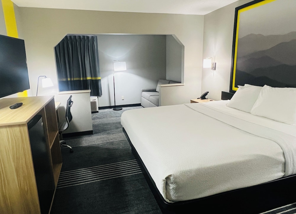 جناح بسرير كينج مع أريكة، Super 8 by Wyndham Chattanooga East/Hamilton Place 3/6