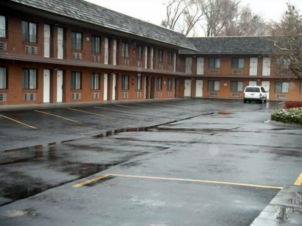 Motel West 53/58