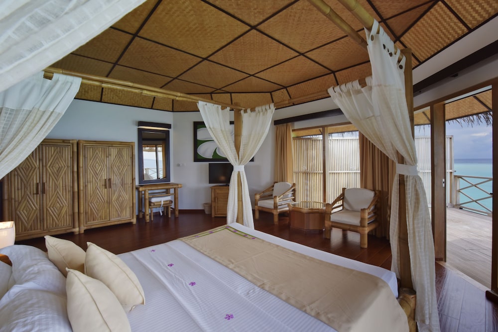 Angaga Island Resort And Spa 8/57