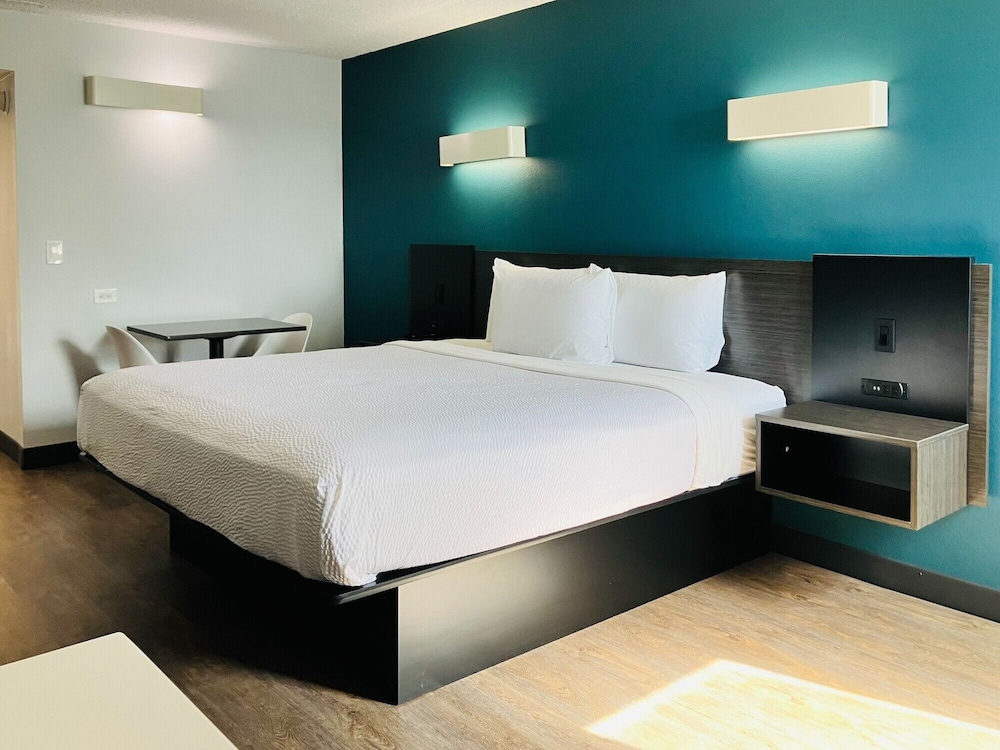Studio6 Suites Carson, CA 8/37