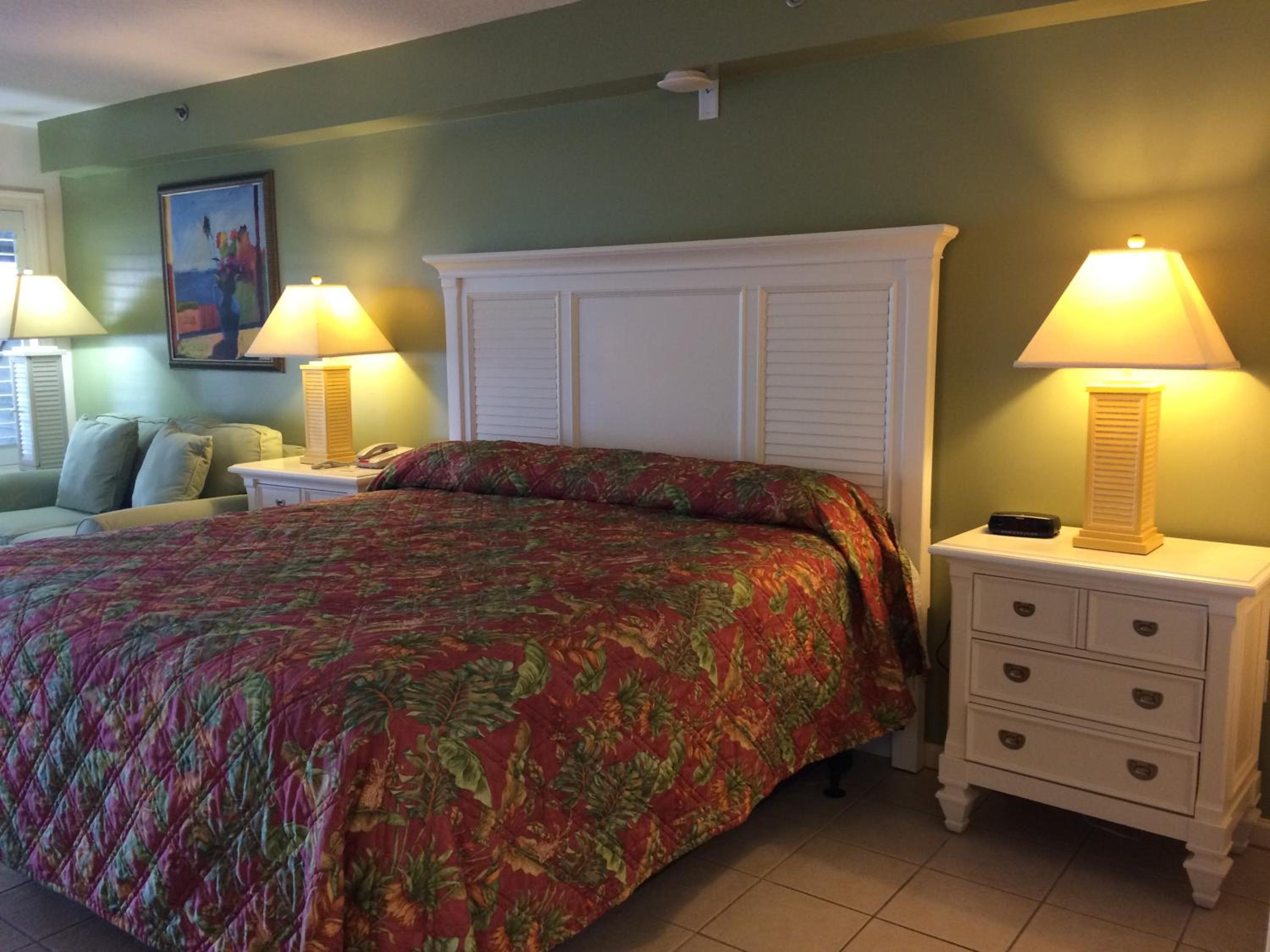 Room, King Bed, Pirates Cove Resort and Marina 2/3