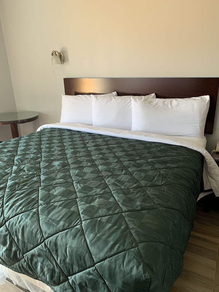 Blue Bay Inn Suites 14/34