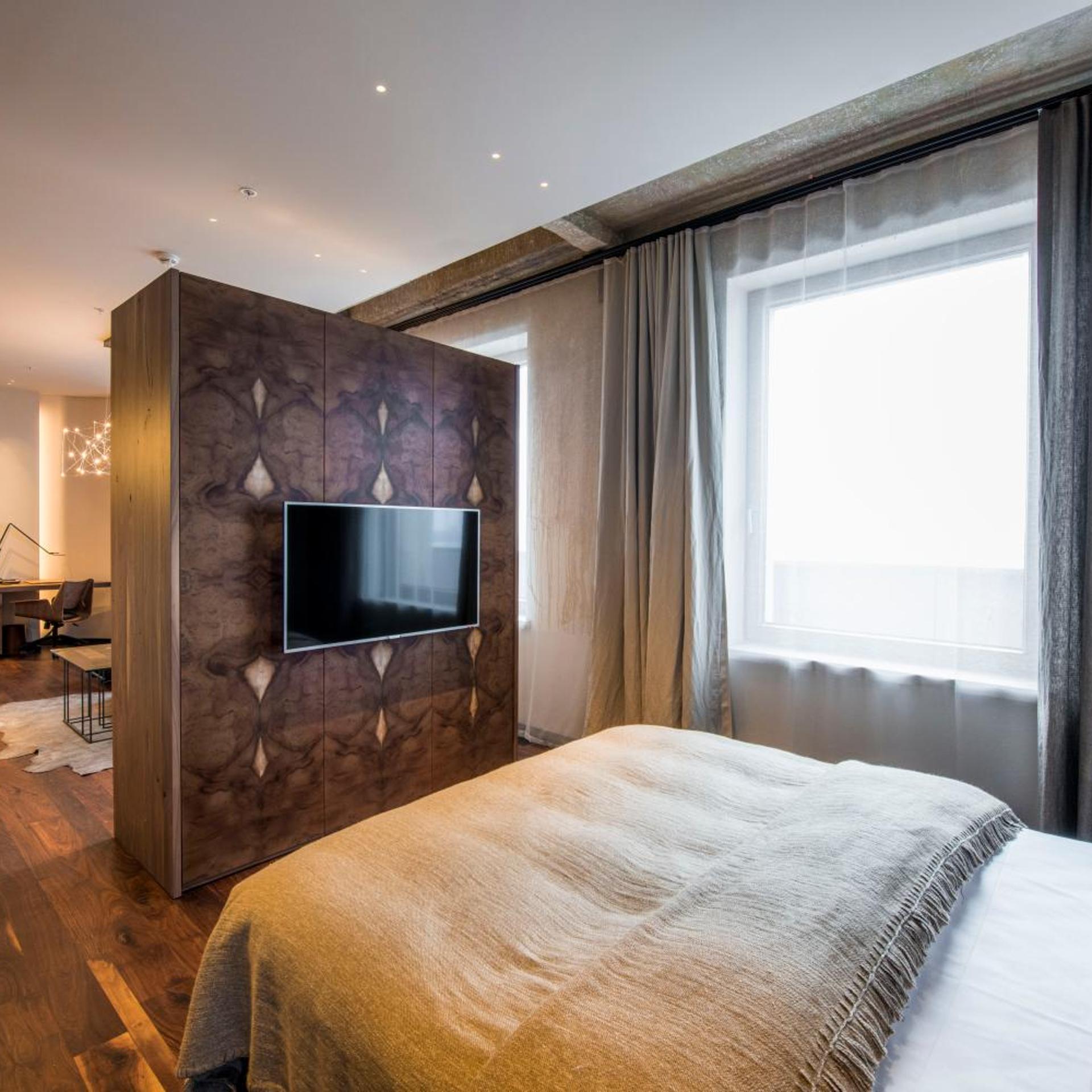SUITE, BALCONY, HIGH FLOOR