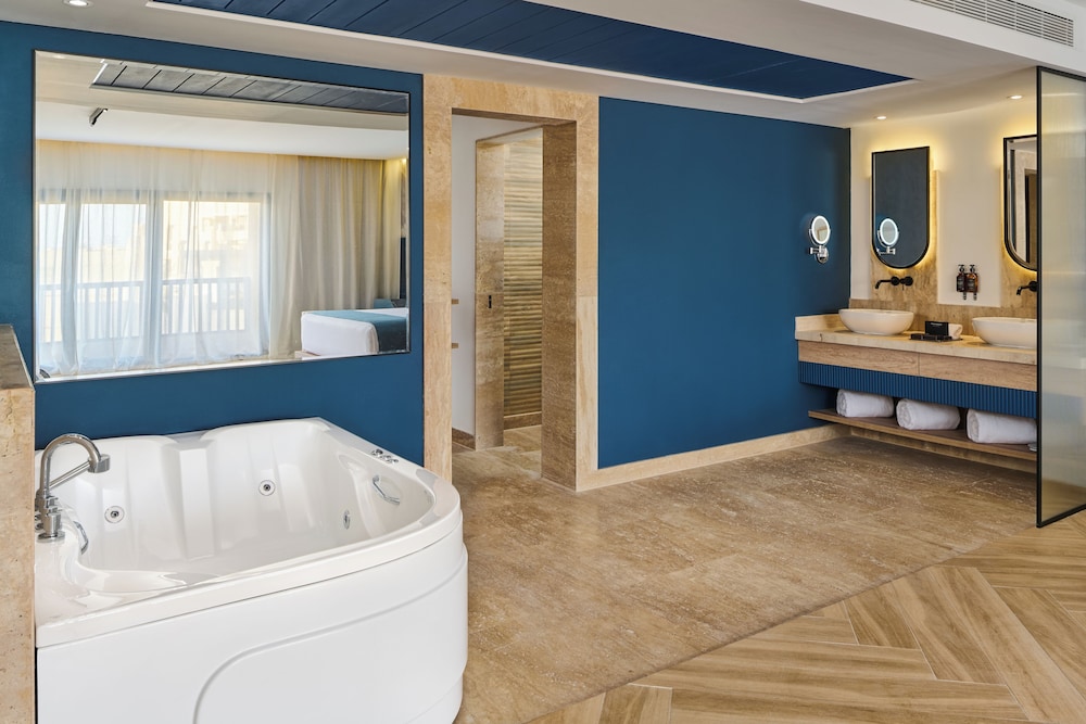 Art, Luxury, Suite, King Bed, Hot Tub, Steigenberger ALDAU Beach Hotel 4/5