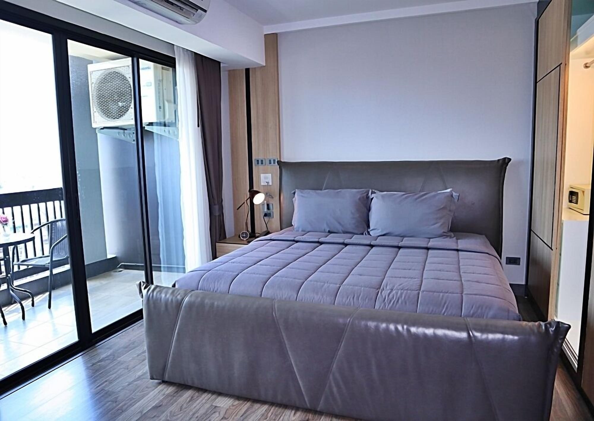 Studio, King Bed