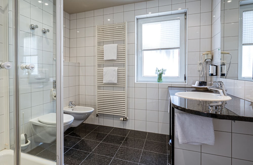 Seehotel Niedernberg - Das Dorf am See 48/49