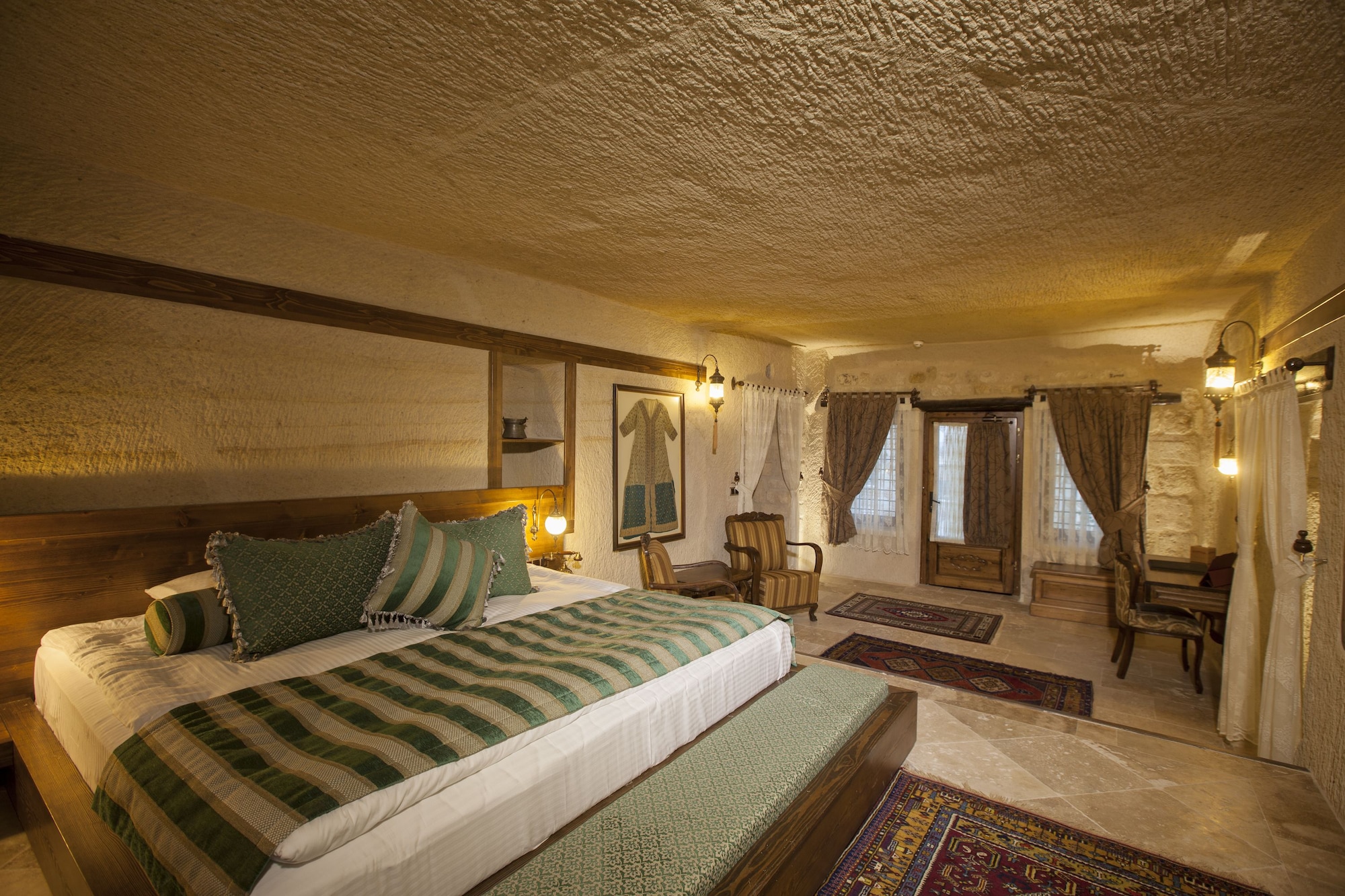 CAVE, MAJESTIC, SUITE