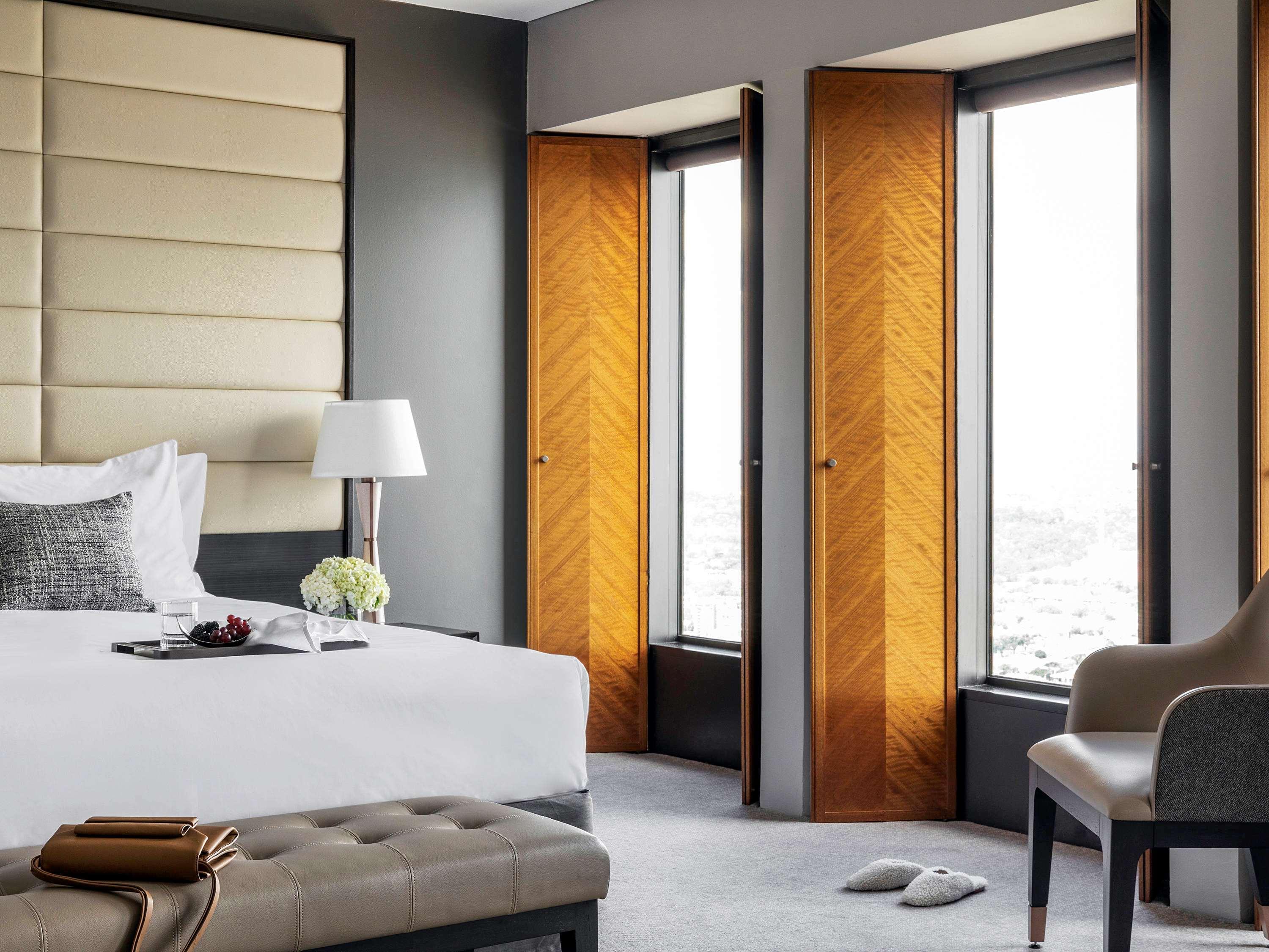 OPEN PLAN, JUNIOR SUITE, KING BED, BAY AND RIVER VIEW, LIVING AREA, CORNER