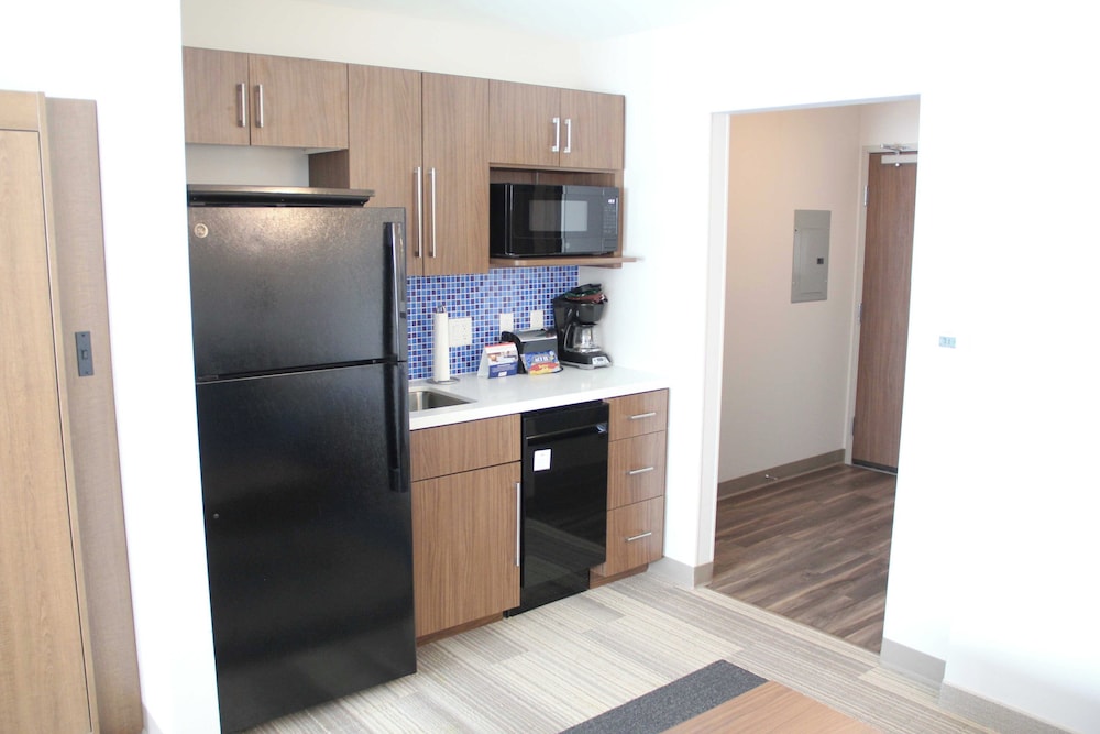 Holiday Inn Express and Suites Eau Claire West I-94, an IHG Hotel (ex Clarion Hotel Campus Area) 9/74