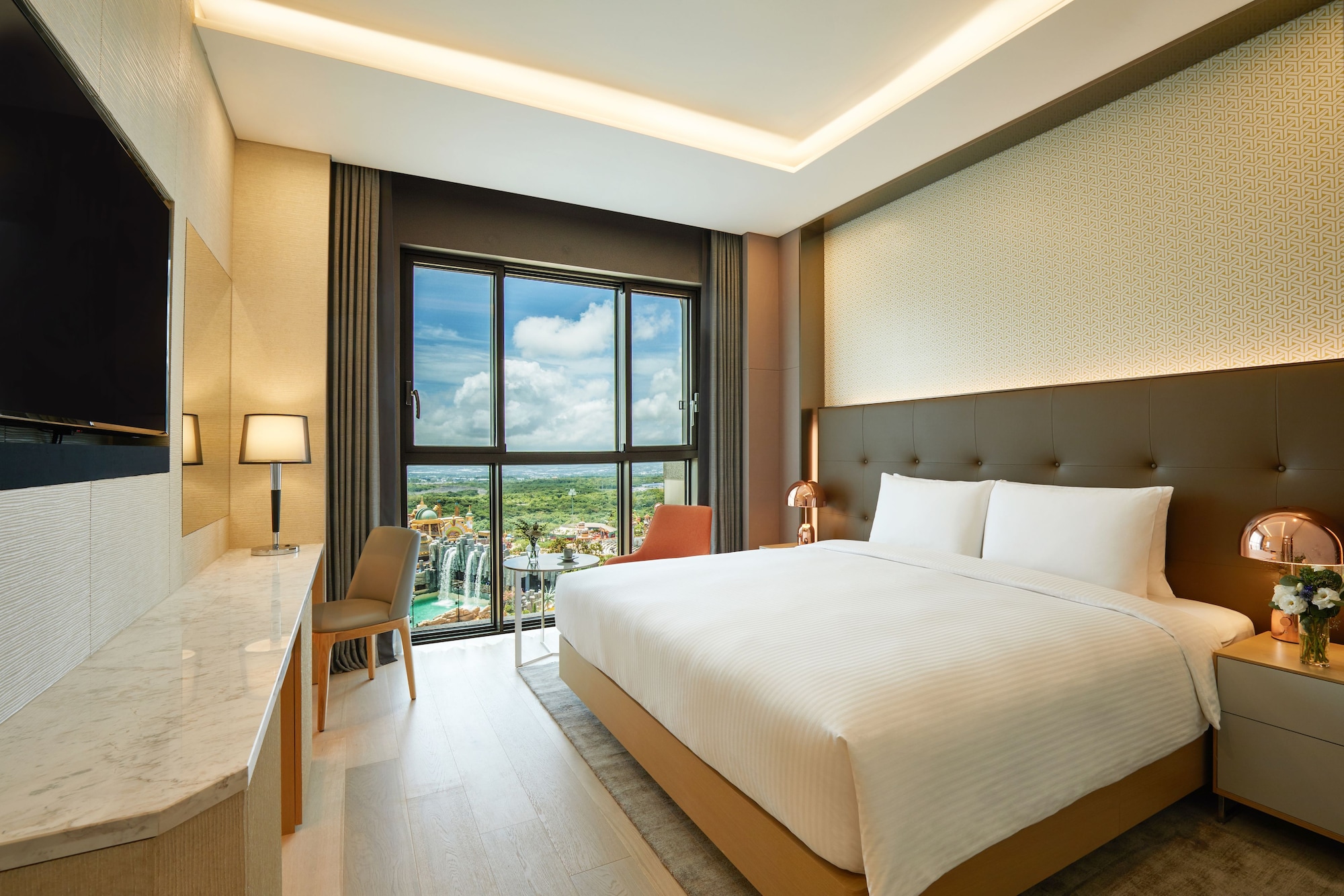 Skypool, Park, Water, Junior Suite, King Bed, Bathtub