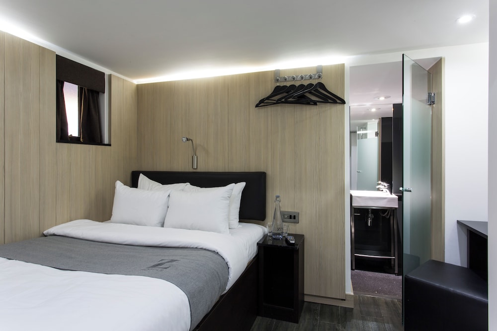 ROOM, DOUBLE BED